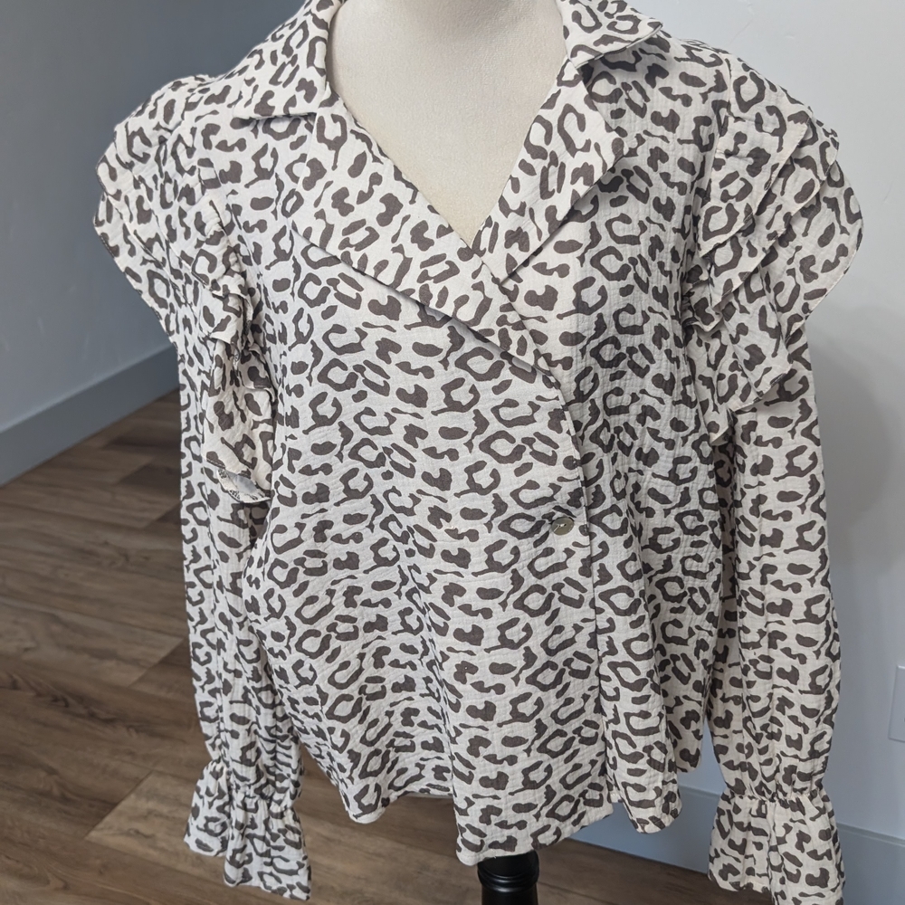 Leopard Print Ruffle Sleeve Top - Picture 3 of 16
